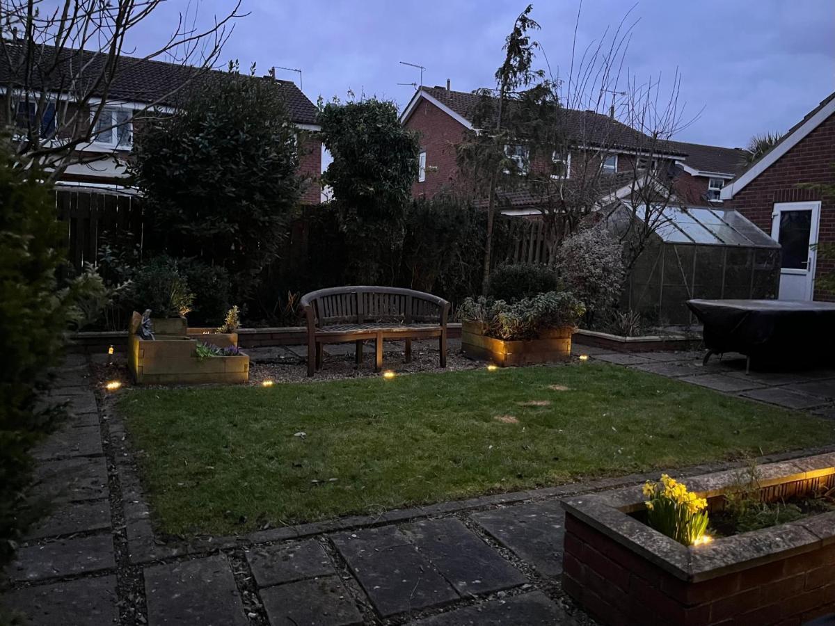 Stunning Beverley Bungalow W Fireplace, Private Parking, And Garden Extérieur photo