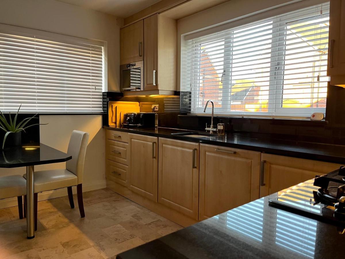 Stunning Beverley Bungalow W Fireplace, Private Parking, And Garden Extérieur photo