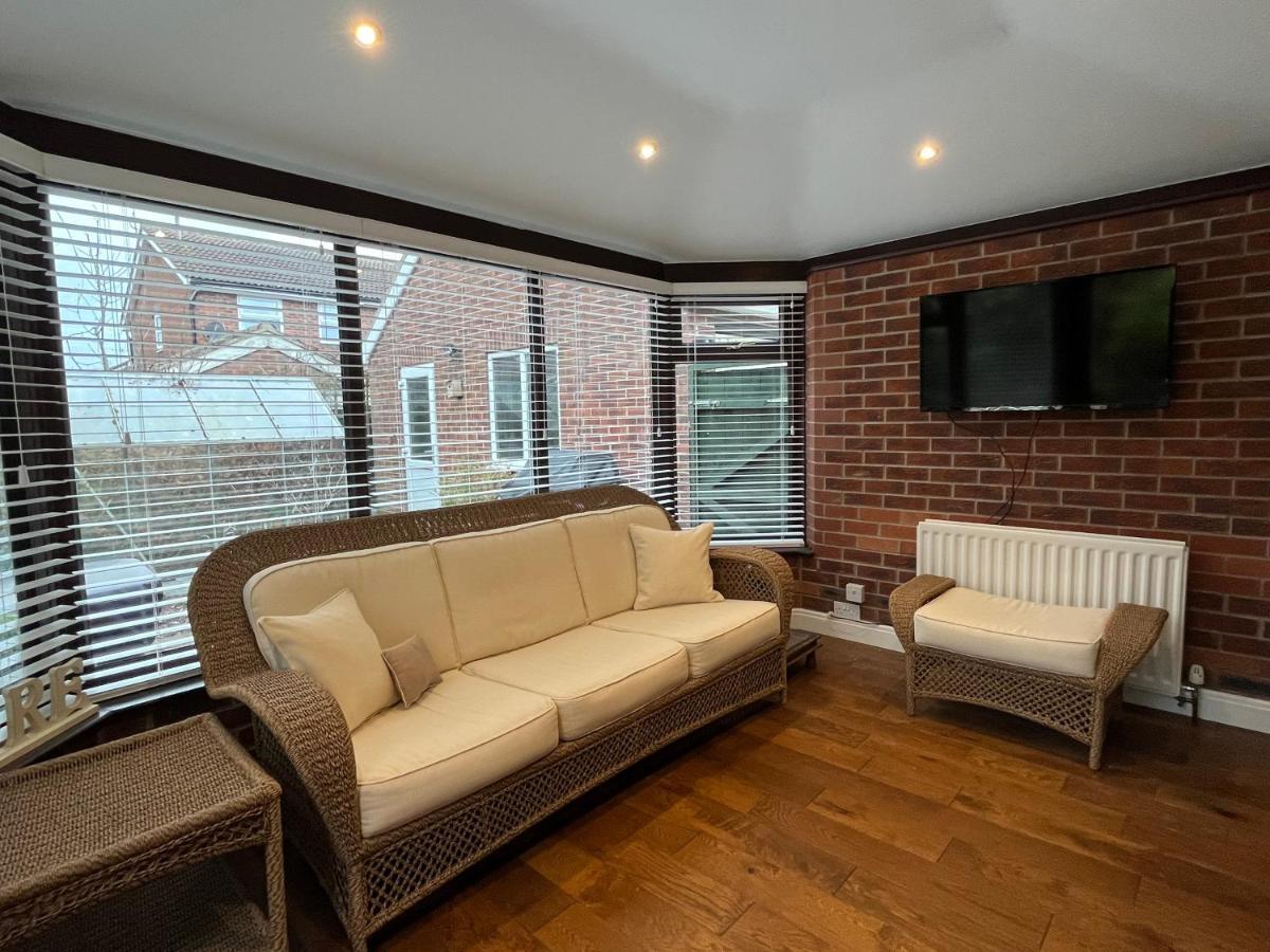 Stunning Beverley Bungalow W Fireplace, Private Parking, And Garden Extérieur photo