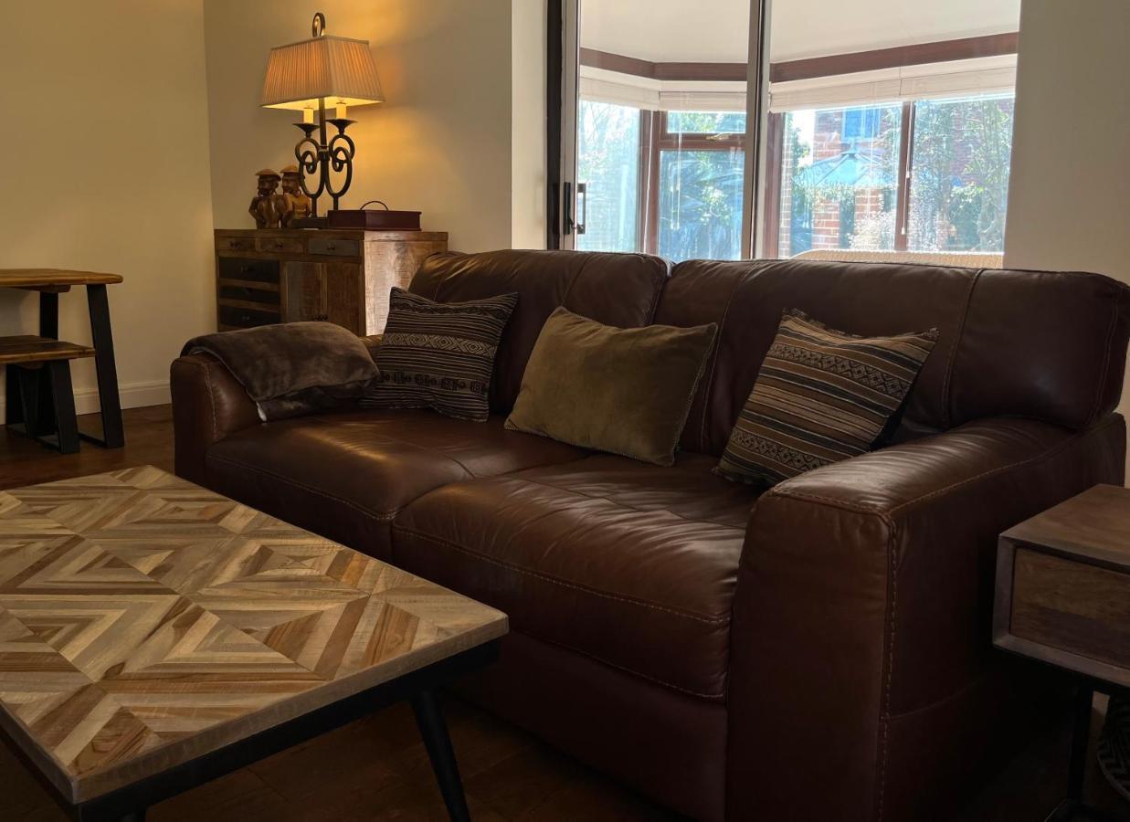 Stunning Beverley Bungalow W Fireplace, Private Parking, And Garden Extérieur photo