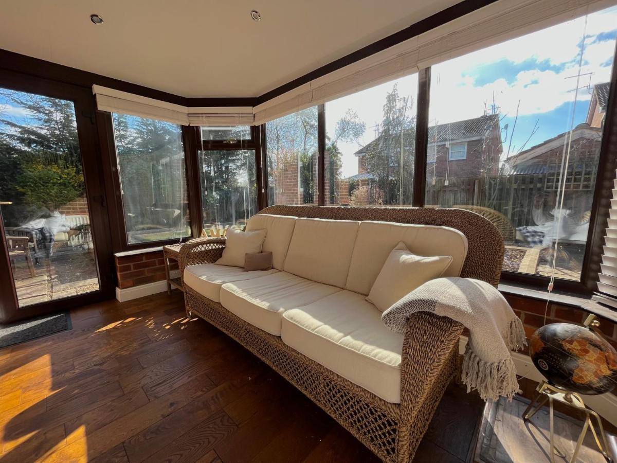 Stunning Beverley Bungalow W Fireplace, Private Parking, And Garden Extérieur photo